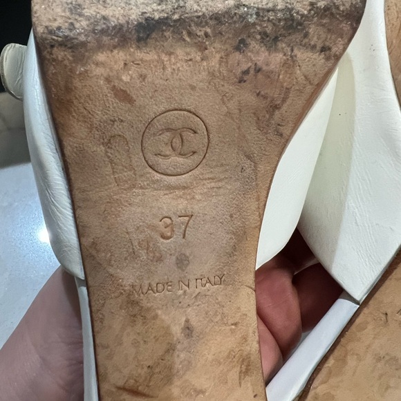 Chanel beautiful InterlockingCC Logo Sandals  size 7 in EUC with box - Picture 7 of 10
